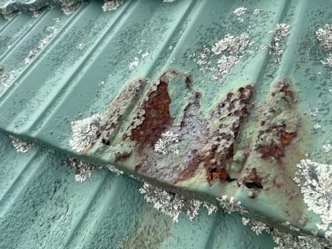 Corrosion and an opening in roof cladding from the 1960s sample report